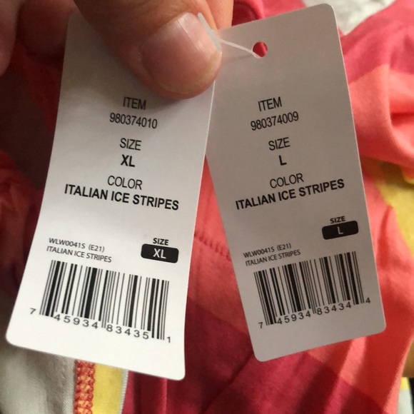 Wildfox 3-piece short set with scrunchie - Picture 7 of 7